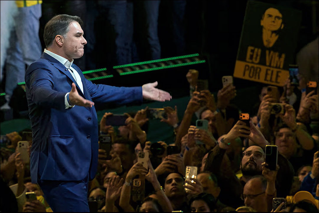 Flávio Bolsonaro at a campaign rally